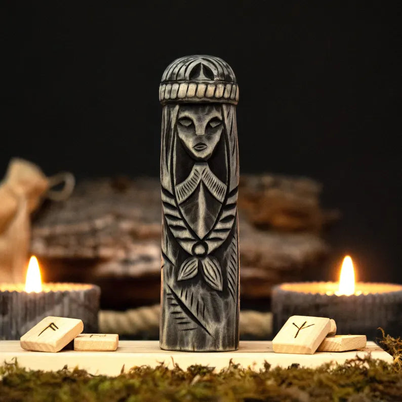 Freyja Statue – Symbol of Beauty, Grace and Strength, Handcrafted Nordic Art Decor, VKD0002